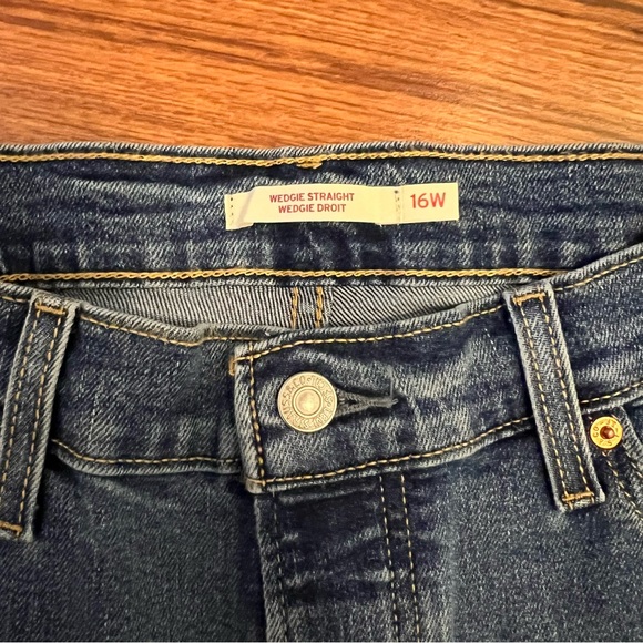 Levis Mid Shorts - Picture 5 of 5